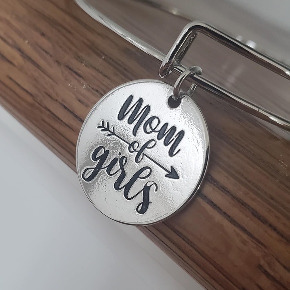 Mom of girls stamped bracelet - Picture 5 of 6